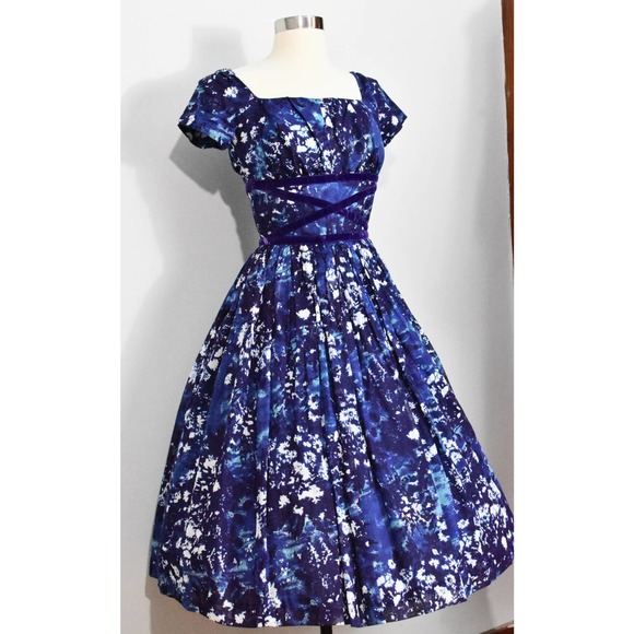 A Jane Parker Junior 50s Purple /Blue Patterned Dress with Velvet Waist Detail - Picture 6 of 7